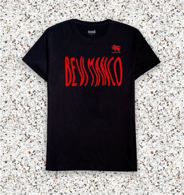 T-Shirt Nera PREMIUM BEVI MANCO con scritta Rossa Immagine principale del prodotto
